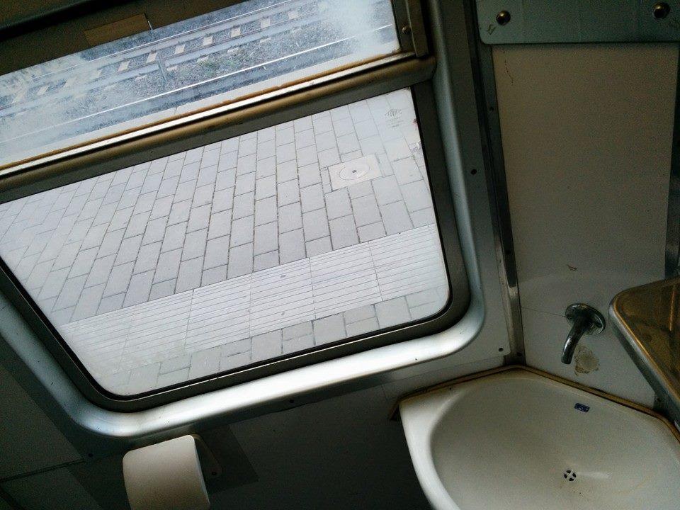 Sul treno Prato-Chiusi un "bagno per voyeur" 