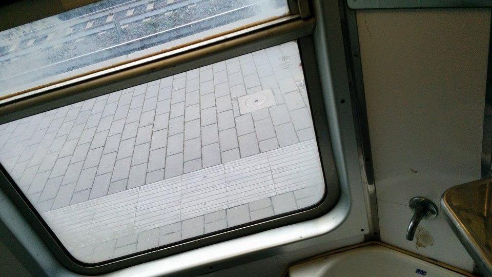Sul treno Prato-Chiusi un "bagno per voyeur"