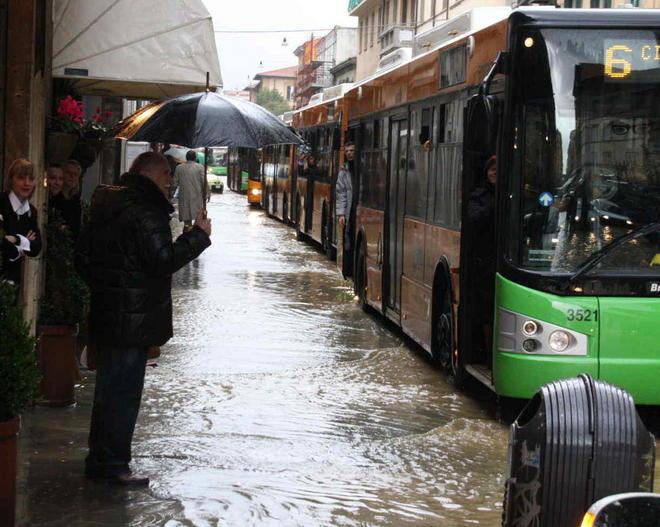 Piove dentro il bus e nel finestrino si crea una vera onda 