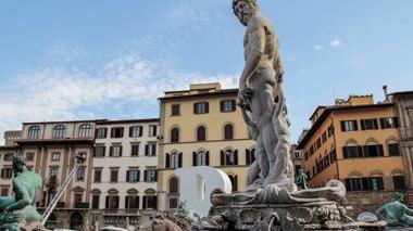 Tenta di scattarsi un “selfie” sulla statua di Nettuno