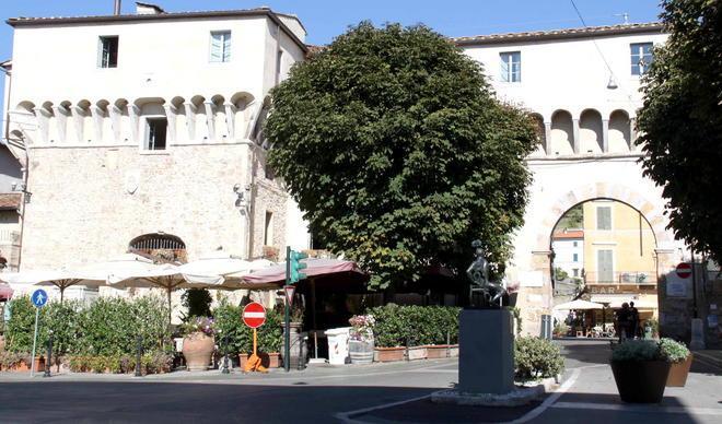Retromarcia choc su piazza Carducci 