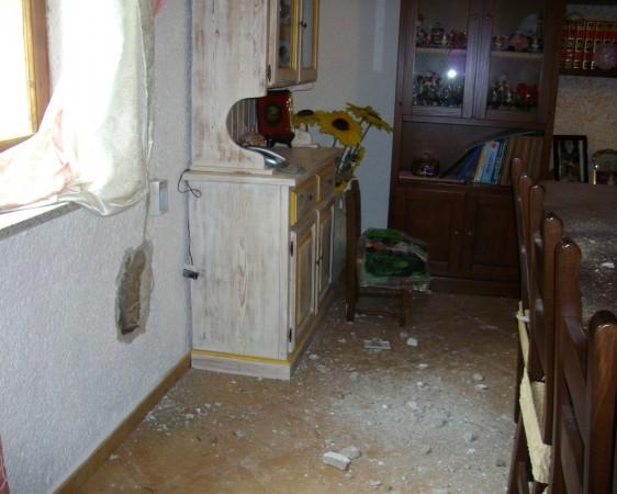 Fulmine colpisce una casa, una famiglia nel terrore 