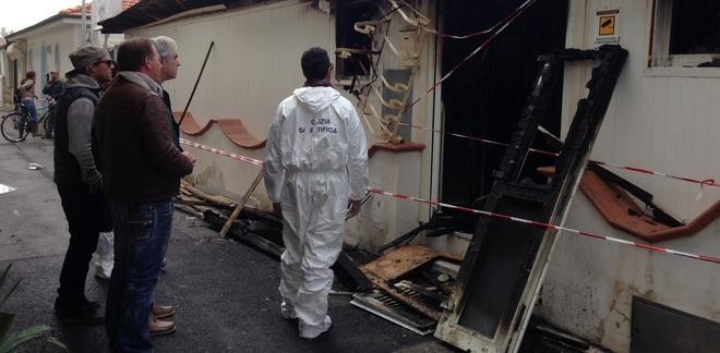 Bagni in fiamme Nelle immagini spuntano due uomini 