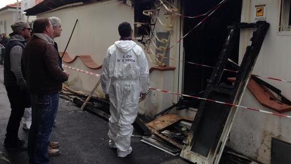 Bagni in fiamme Nelle immagini spuntano due uomini