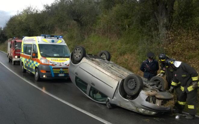 Si ribalta con l’auto mentre piove 