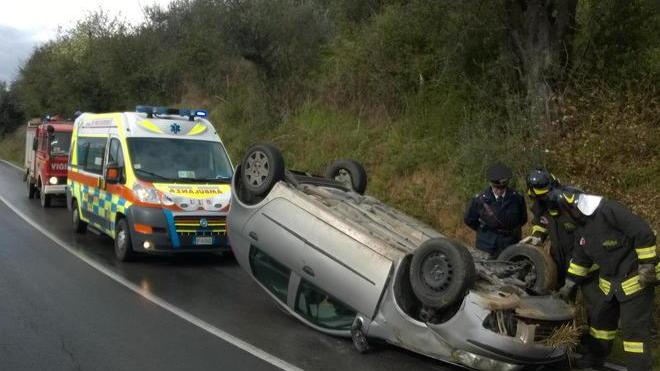 Si ribalta con l’auto mentre piove