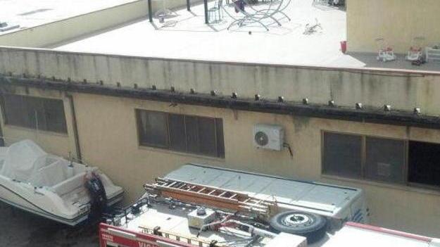Scoppia un incendio in un capannone Paura per le bombole di gpl e acetilene