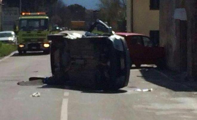 Auto si ribalta in via Angeli a Segromigno