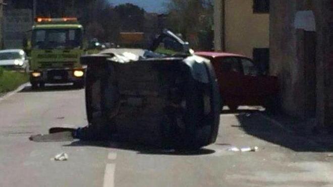Auto si ribalta in via Angeli a Segromigno