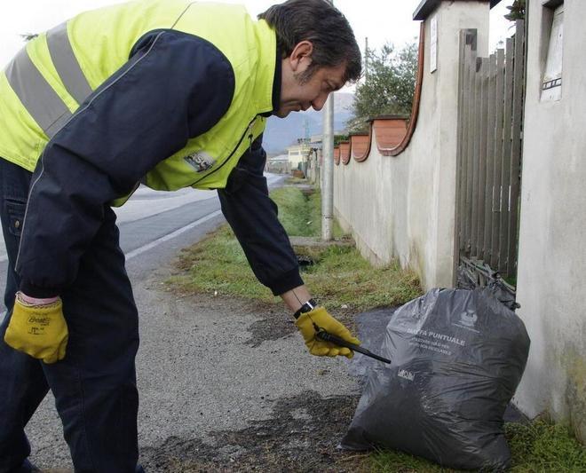 Telecamere in città per cogliere sul fatto i furbetti dei rifiuti 