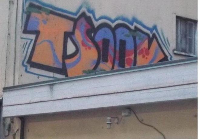 Vandali writers imprendibili altri palazzi imbrattati