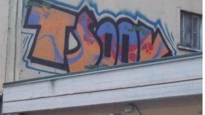 Vandali writers imprendibili altri palazzi imbrattati