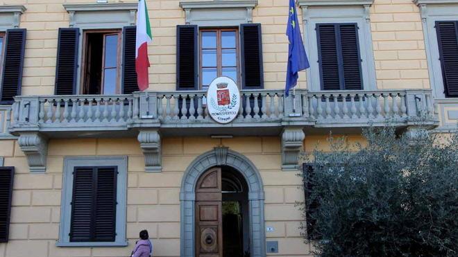Intascava i soldi delle multe licenziato impiegato comunale
