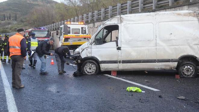 Si ribalta furgone, due giovani feriti al bivio per Florinas 