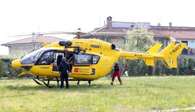 Scende dallo scuolabus e viene travolto da un’auto, grave un 13enne 