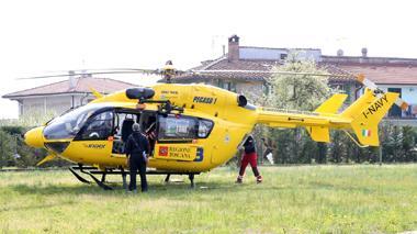 Scende dallo scuolabus e viene travolto da un’auto, grave un 13enne