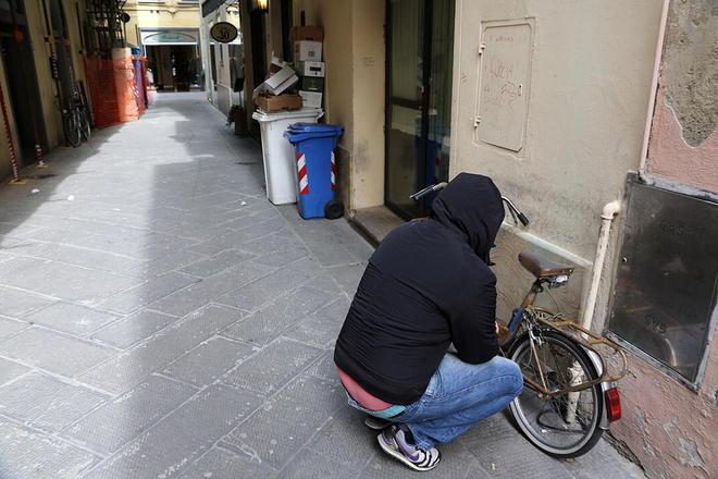 Una strada nel cuore di Empoli ostaggio di vandali e bulli 