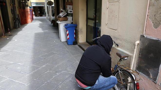 Una strada nel cuore di Empoli ostaggio di vandali e bulli