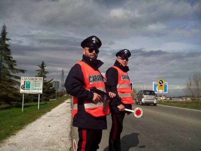 Tentano di truffare un negozio, arrestati 