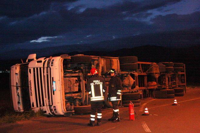 Camion si ribalta sulla tangenziale, quasi illeso il conducente 