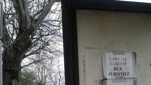 Turisti o merci? Il cartello per i bus fa indignare la città