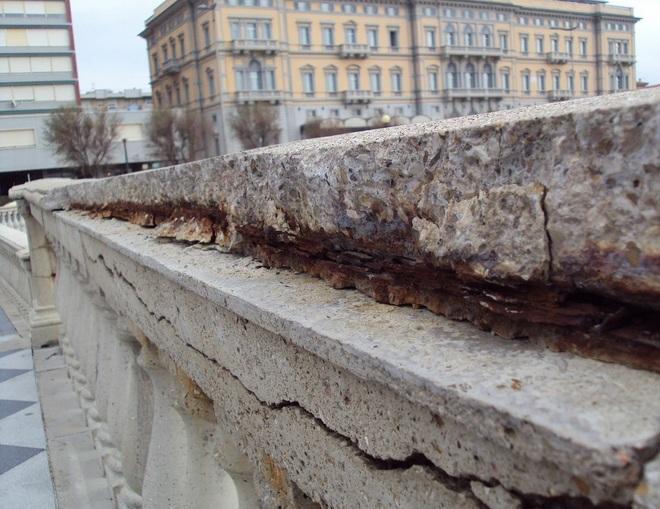 Il Comune ripara la balaustra e le panchine della Terrazza Mascagni 