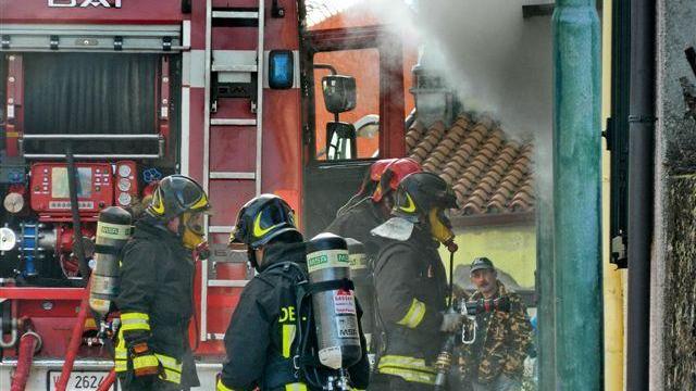 Incendio distrugge un’officina: all’ospedale il proprietario intossicato 