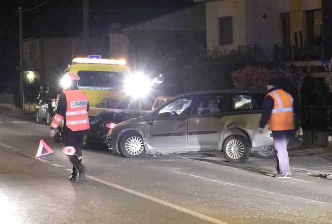 Auto si ribalta, indenne il giovane alla guida 