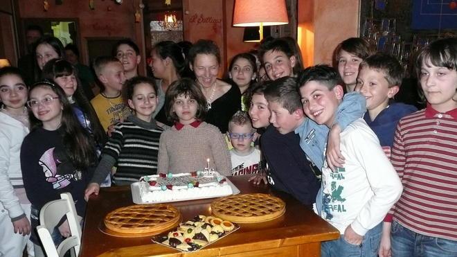 Una torta e tanti auguri per la maestra Patrizia