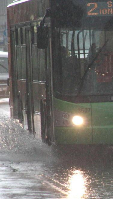 Piove nel bus e nel vetro si crea l’onda