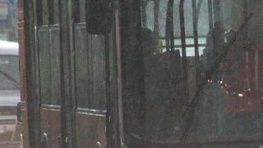 Piove nel bus e nel vetro si crea l’onda