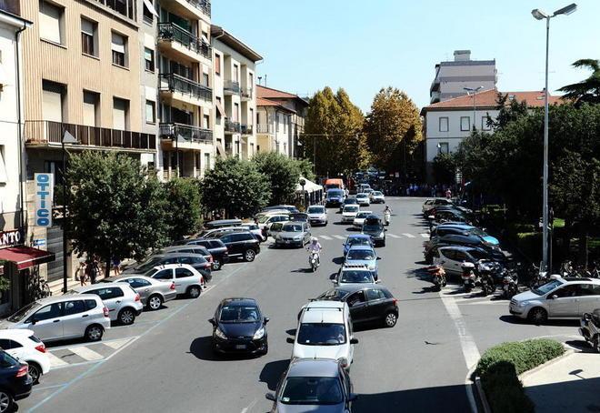 Chi amplia i negozi non pagherà i parcheggi 