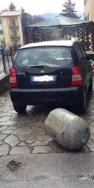 Urta “panettone” e blocca un’auto 