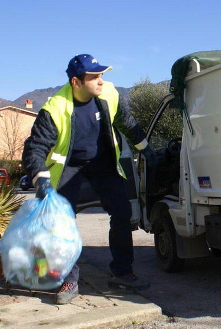 Rifiuti, si paga in base ai sacchetti consegnati all’Ascit