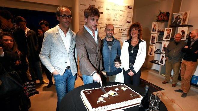 C’è Farnesi, assalto di fans da Mori