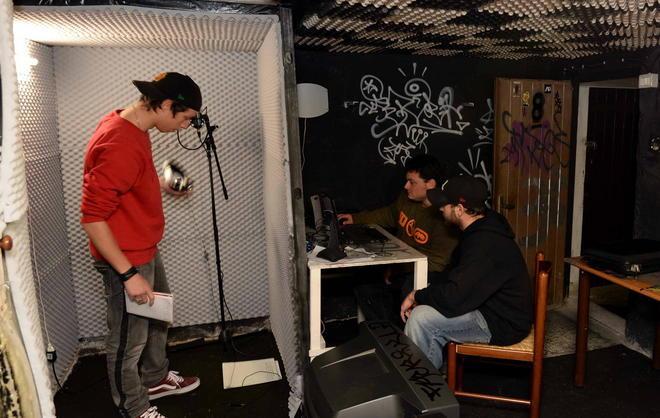 In uno scantinato David ha creato il laboratorio del rap 