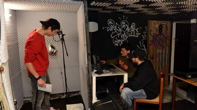 In uno scantinato David ha creato il laboratorio del rap