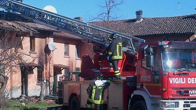 Cade in casa, arrivano i vigili del fuoco