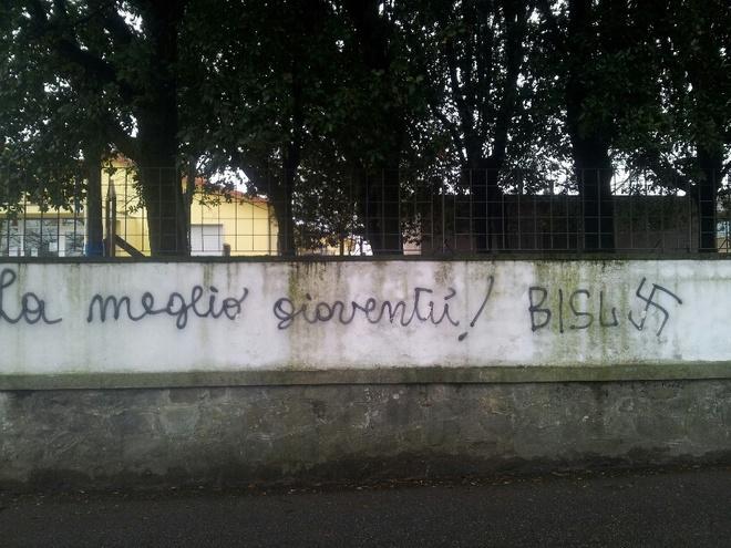 Simboli nazisti sui muri della scuola elementare 