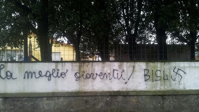 Simboli nazisti sui muri della scuola elementare