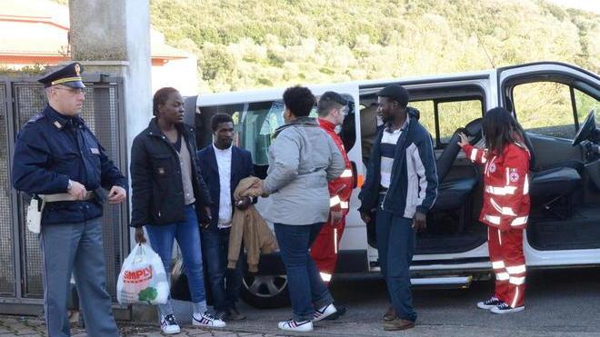 Altri migranti si allontanano dal centro di accoglienza