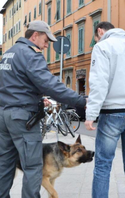 Controlli anti droga davanti alle scuole 