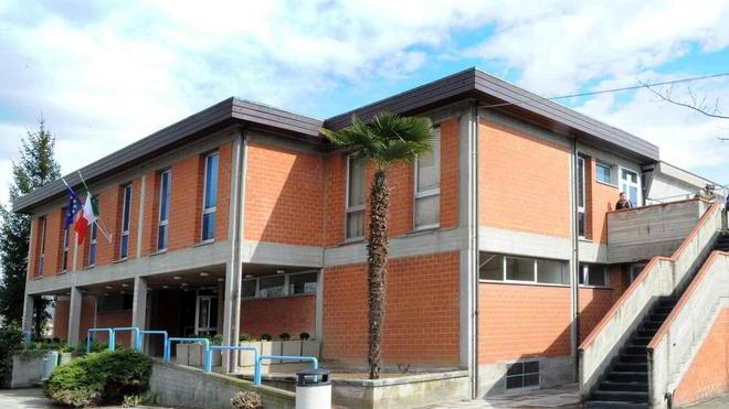 Banda di ragazzi scorrazza nelle scuole
