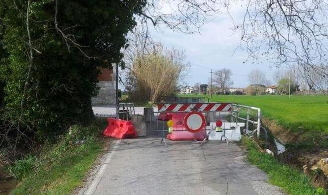 Crolla un ponticello, strada chiusa