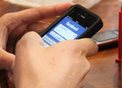 Le rubano l’iPhone durante una festa al Modigliani Forum