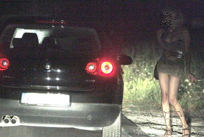 Picchiano e rapinano una prostituta: due livornesi in manette 