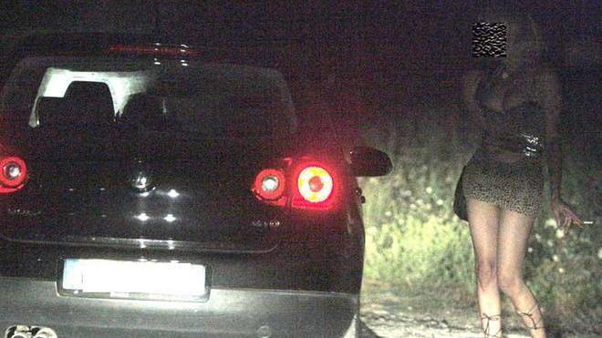 Picchiano e rapinano una prostituta: due livornesi in manette
