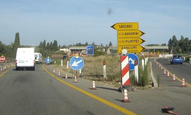 Entra in retromarcia sulla Sanluri-Samassi, viene speronato e muore