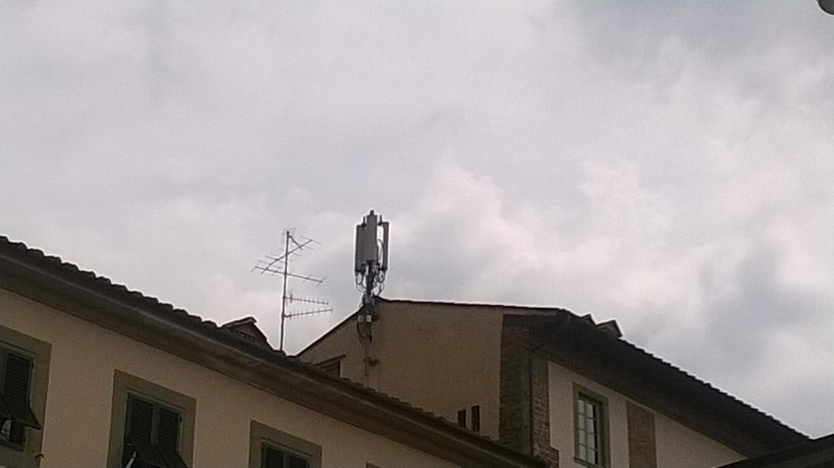 Un maxi-ripetitore sul palazzo storico 