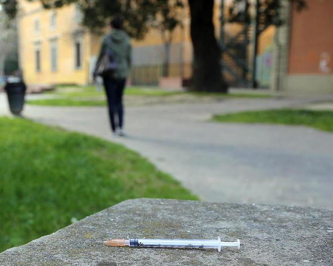 Bimbo di 2 anni al parco s’infila siringa nella scarpa 